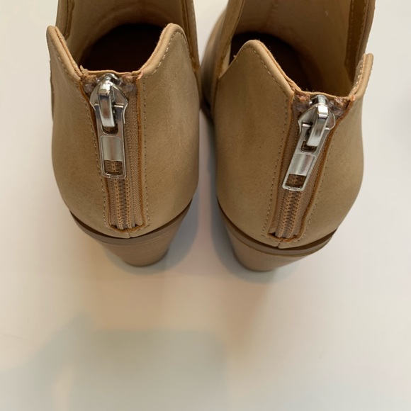 Bonnie Soda Tan Faux Suede Ankle Booties NIB - Picture 6 of 7